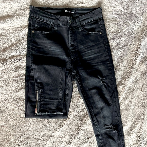 Fashion Nova High-Waisted Ripped Black Jeans - Picture 1 of 3